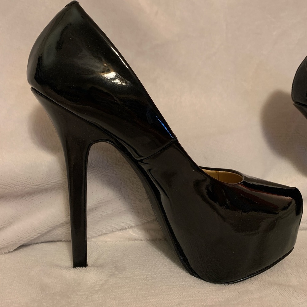 ULTRA HIGH HEELS! FREE SHIPPING!Shiny black patent leather STUNNING heels!